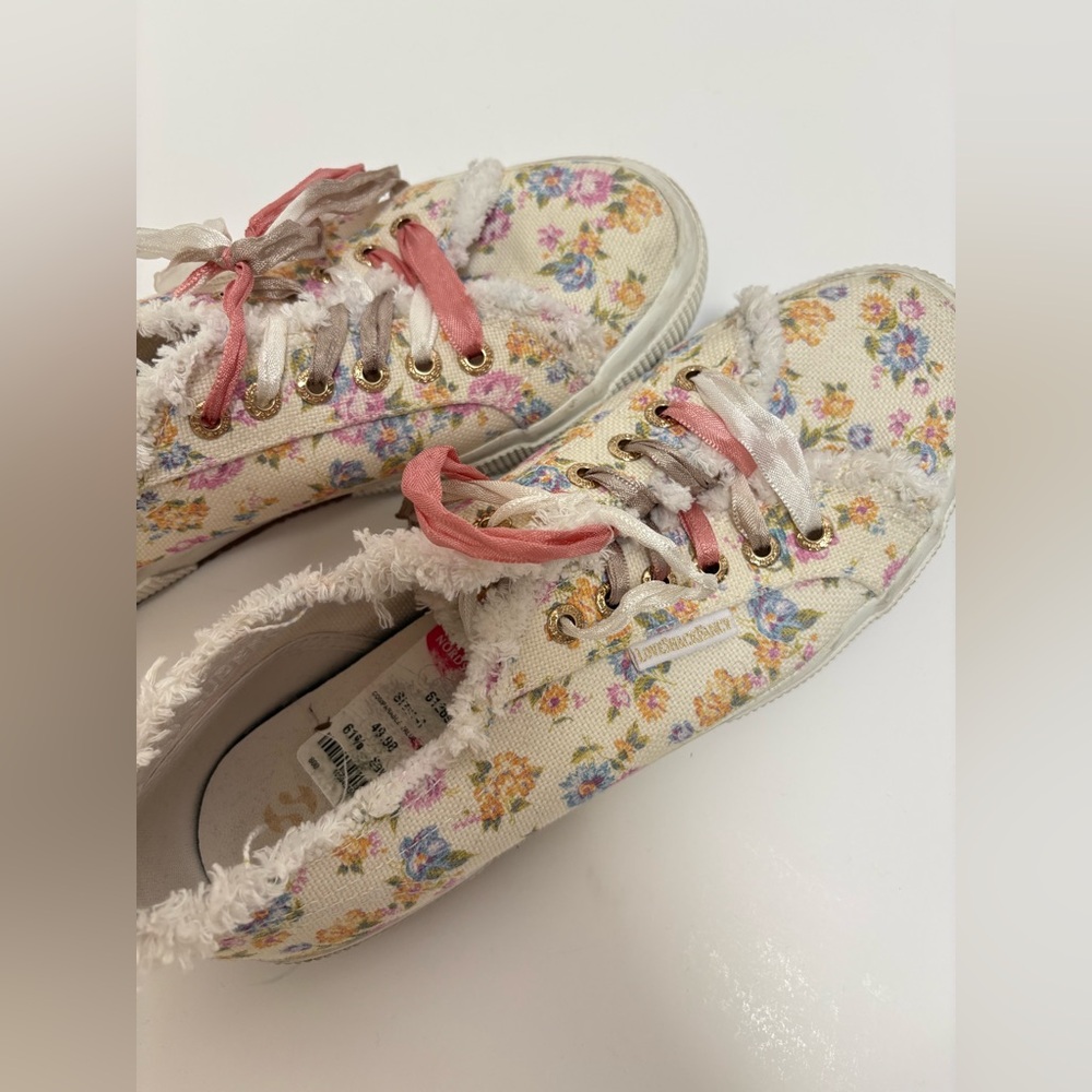Superga White Floral Canvas Low Top Lace-Up Sneakers Logo Accent Rubber Sole 9.5 - Picture 3 of 10